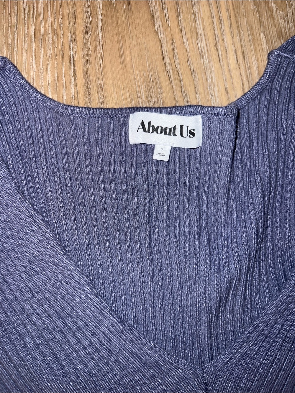 Aritzia Ribbed V-Neck Long Sleeve Crop Top - Navy Blue - Picture 3 of 3